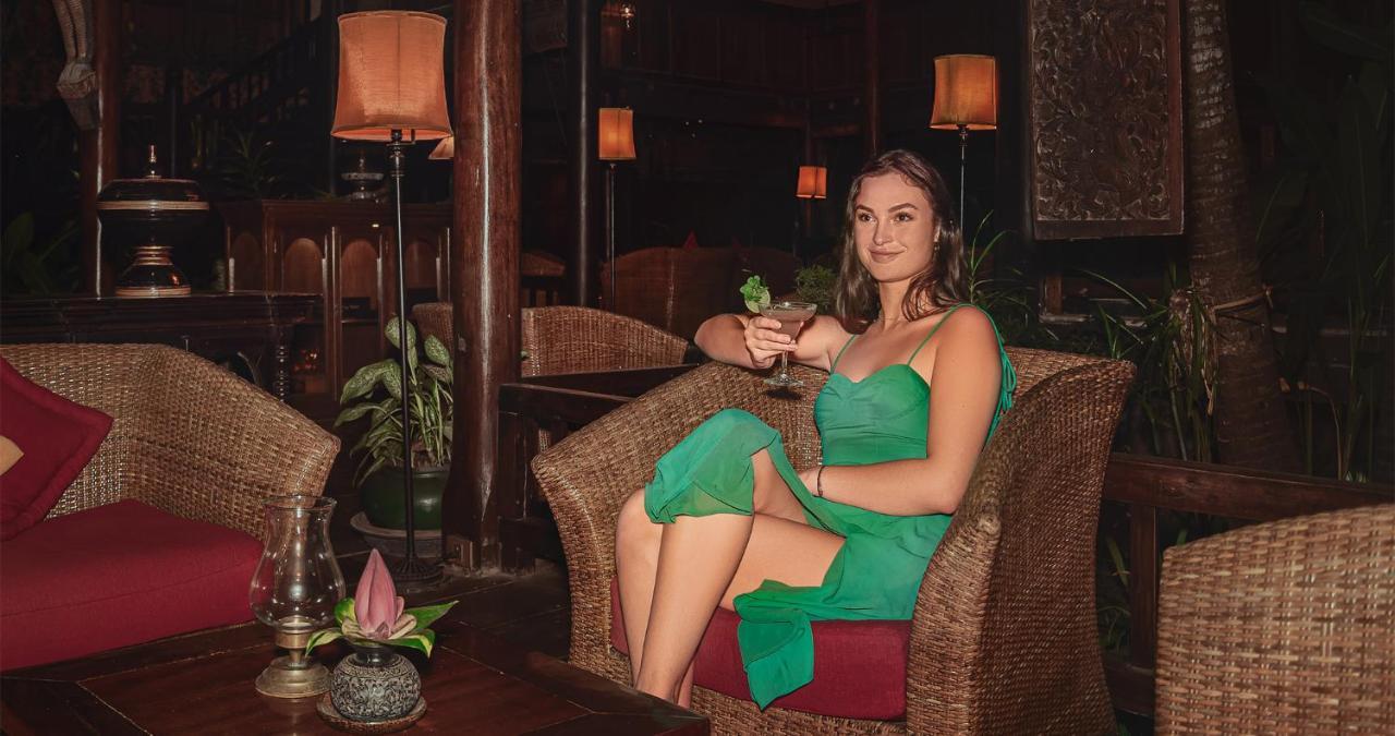 Angkor Village Hotel - Small Luxury Hotels Of The World Siem Reap Exteriör bild A woman in a green dress