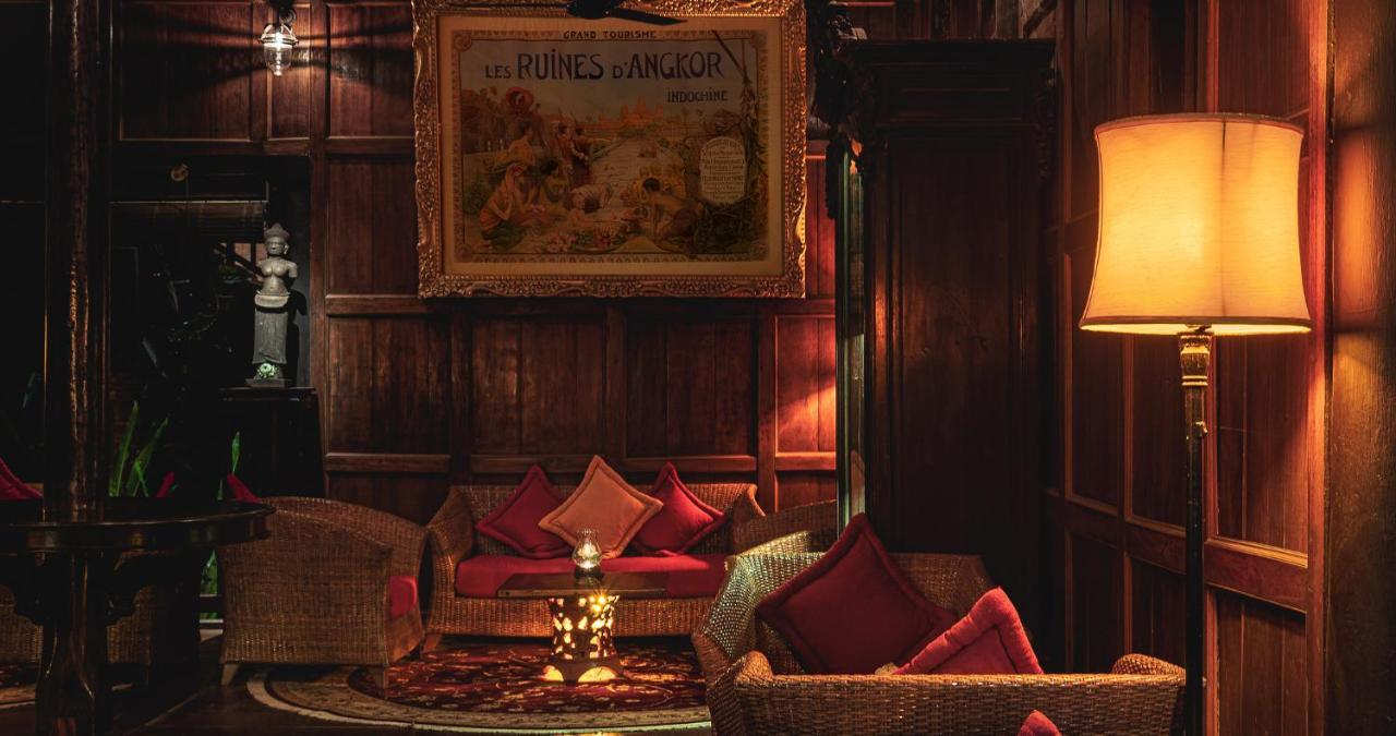Angkor Village Hotel - Small Luxury Hotels Of The World Siem Reap Exteriör bild The interior of the bar