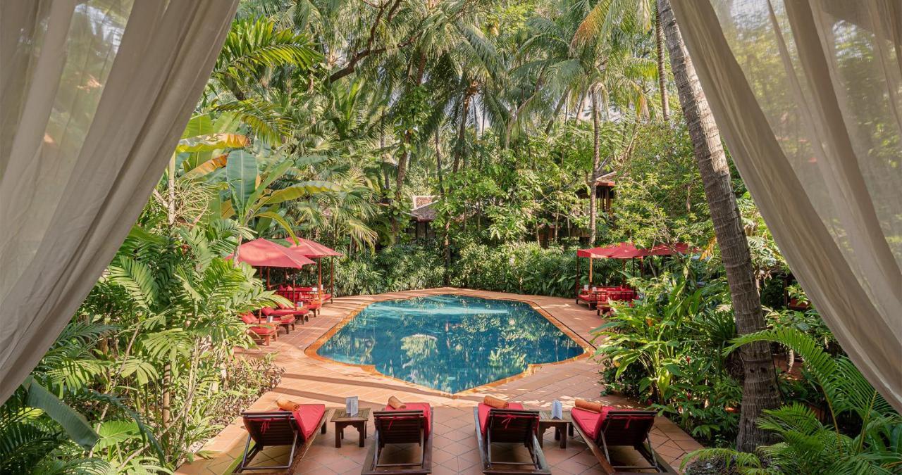 Angkor Village Hotel - Small Luxury Hotels Of The World Siem Reap Exteriör bild The pool at the hotel