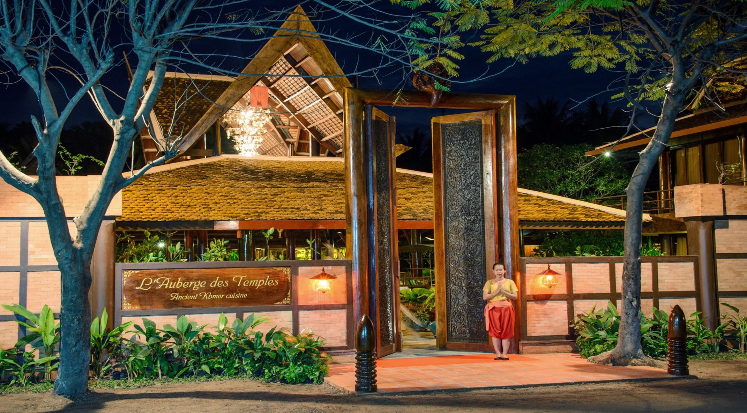 Angkor Village Hotel - Small Luxury Hotels Of The World Siem Reap Exteriör bild Entrance to Siam Paragon